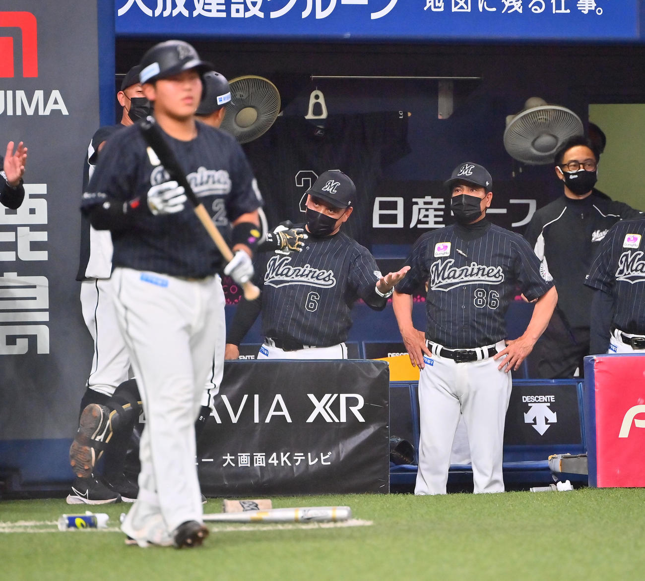オリックス対ロッテ　4回表ロッテ無死一塁、左越えに2点本塁打を放った山口は井口監督らに迎えられる（撮影・和賀正仁）