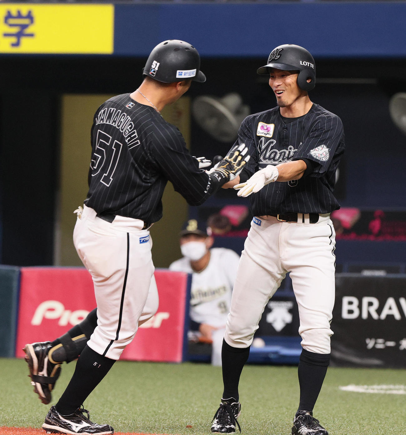 オリックス対ロッテ　4回表ロッテ無死一塁、山口（左）は左越え2点本塁打を放ち荻野とタッチ交わす（撮影・上山淳一）