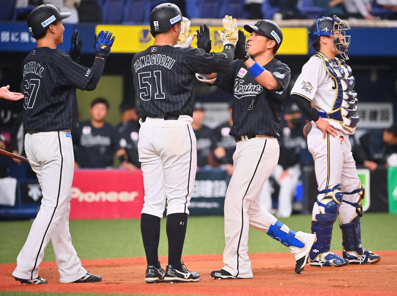 オリックス対ロッテ　6回表ロッテ2死二、三塁、右中間に本塁打を放ち生還する角中（右）（撮影・和賀正仁）