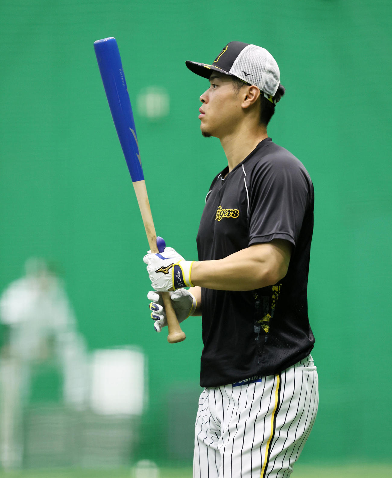 青いバットを持つ佐藤輝（撮影・加藤哉）