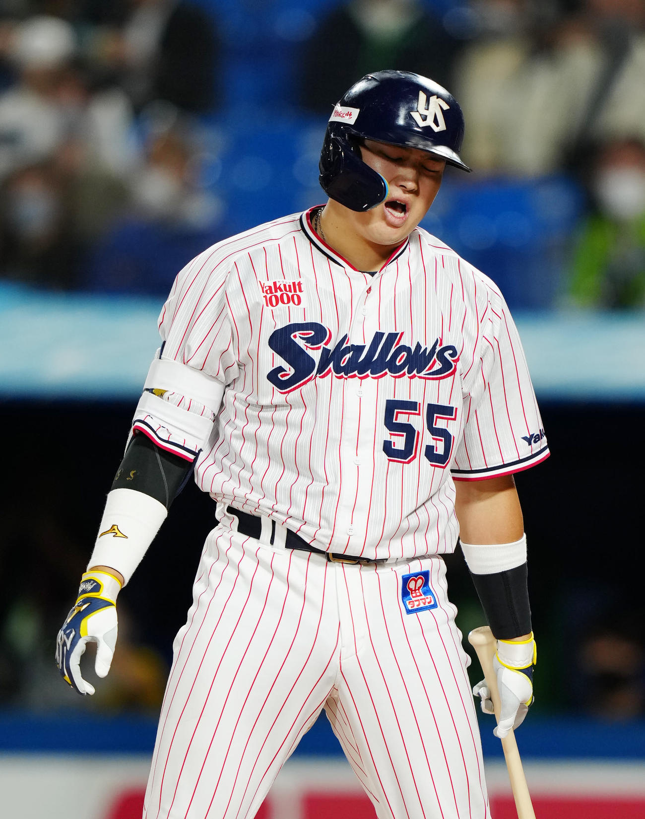 ヤクルト対中日　4回裏ヤクルト2死、見逃しの三振に倒れ、厳しい表情の村上（撮影・江口和貴）