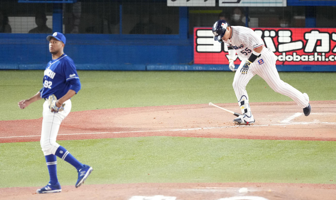 ヤクルト対中日　9回裏ヤクルト2死一塁、二ゴロに倒れる村上。投手R・マルティネス（撮影・鈴木みどり）