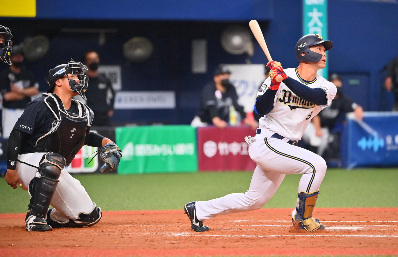 オリックス対ロッテ　7回裏オリックス無死二塁、右越えにプロ初本塁打を放つ野口（撮影・和賀正仁）