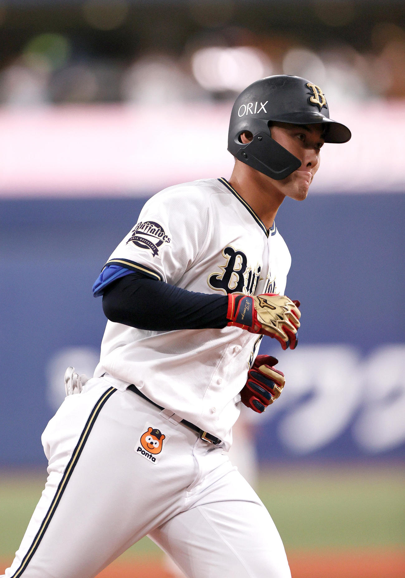 オリックス対ロッテ　7回裏オリックス無死二塁、代打野口は右越え2点本塁打を放ちダイヤモンドを1周する（撮影・上山淳一）