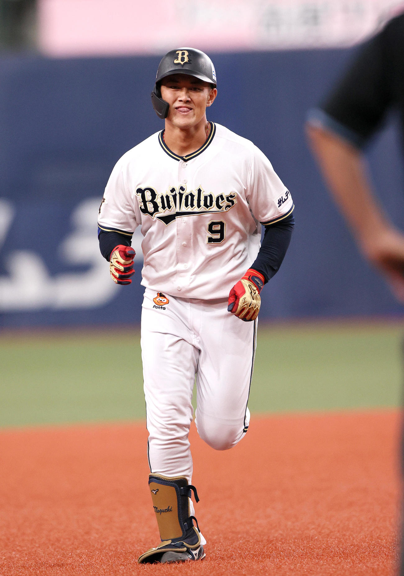 オリックス対ロッテ　7回裏オリックス無死二塁、代打野口は右越え2点本塁打を放ちダイヤモンドを1周する（撮影・上山淳一）