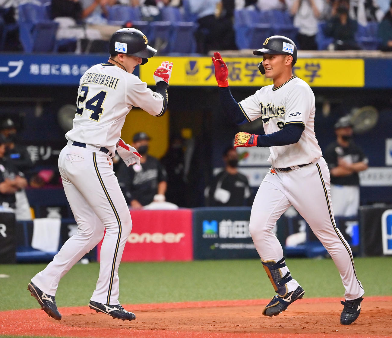 オリックス対ロッテ　7回裏オリックス無死二塁、右越えにプロ初本塁打を放った野口は紅林（左）とタッチを交わす（撮影・和賀正仁）