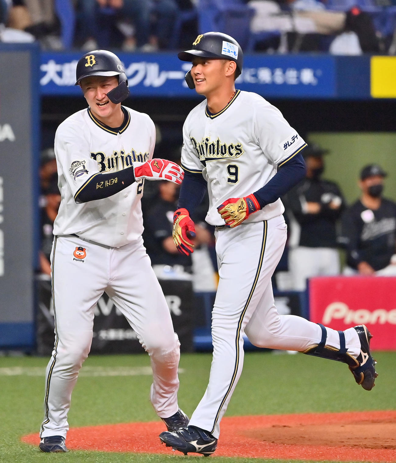 オリックス対ロッテ　7回裏オリックス無死二塁、右越えにプロ初本塁打を放った野口は紅林（左）とタッチを交わす（撮影・和賀正仁）