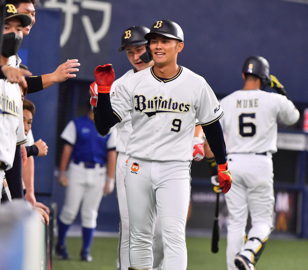 オリックス対ロッテ　7回裏オリックス無死二塁、右越えにプロ初本塁打を放った野口はナインとタッチを交わす（撮影・和賀正仁）