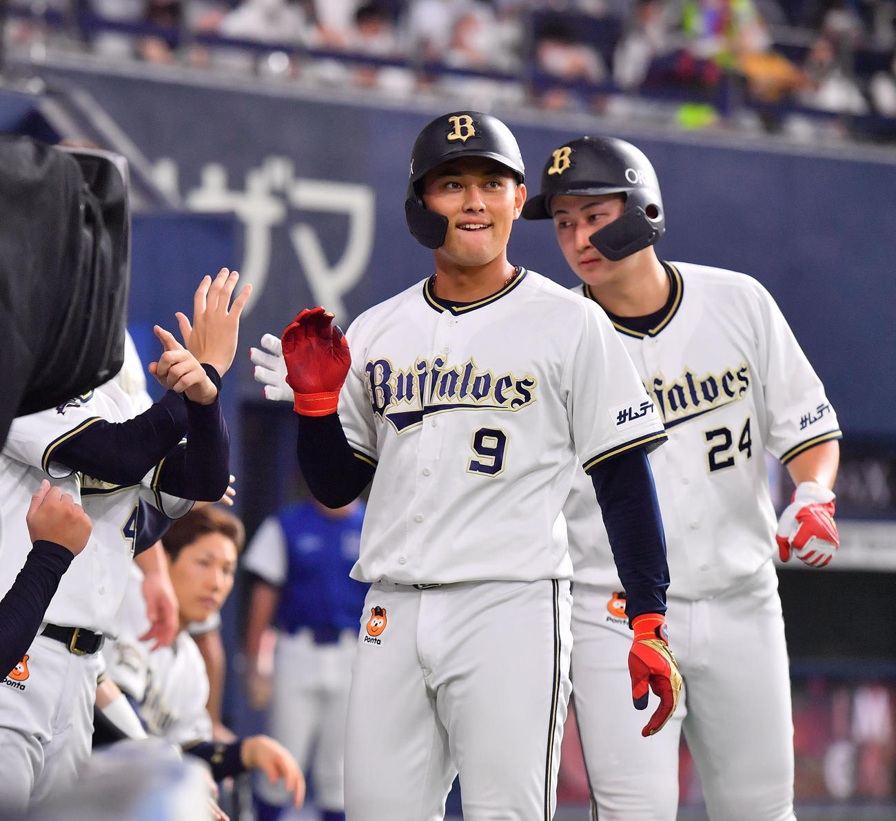 オリックス対ロッテ　7回裏オリックス無死二塁、右越えにプロ初本塁打を放った野口はナインとタッチを交わす（撮影・和賀正仁）