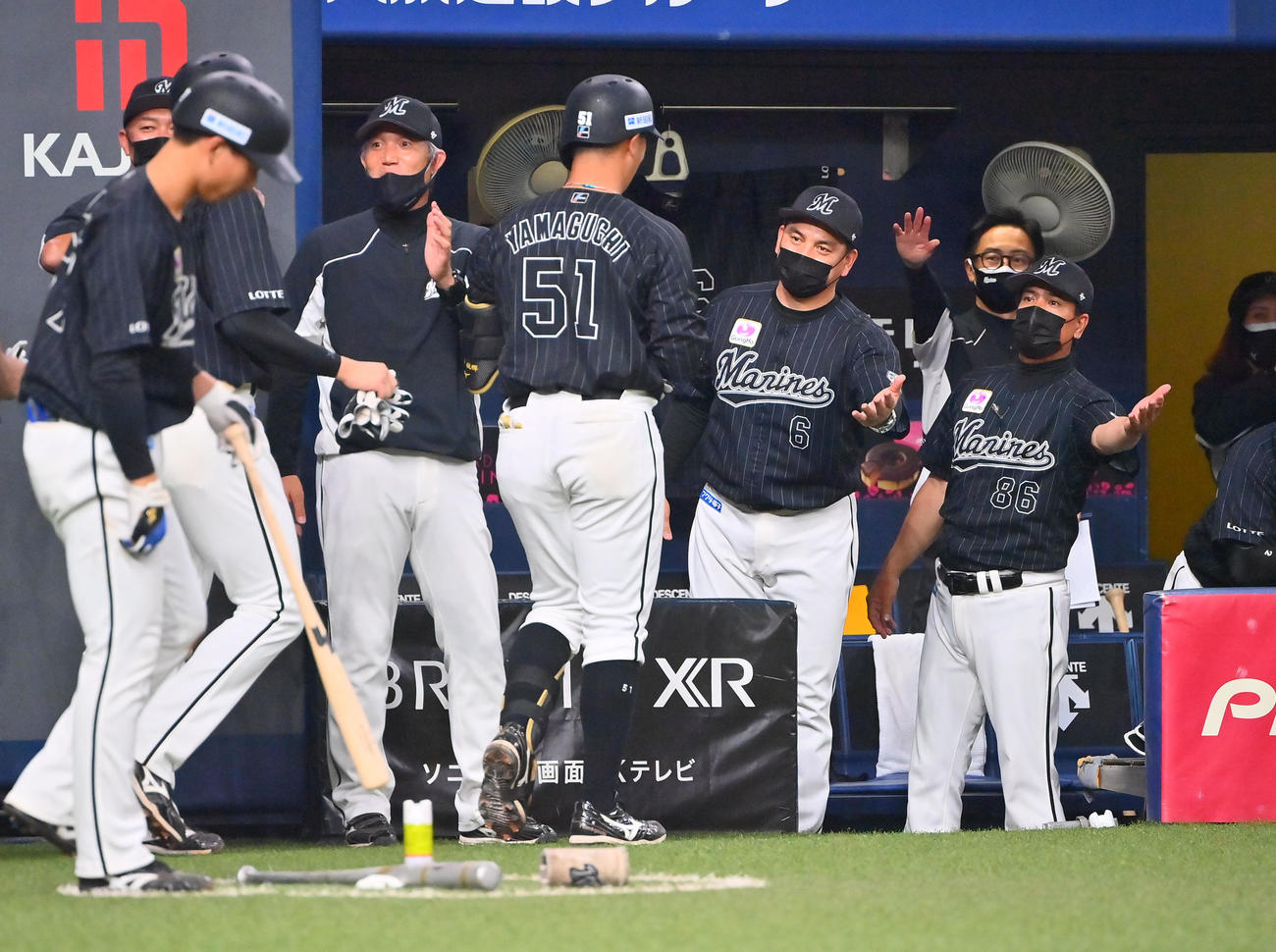 オリックス対ロッテ　8回表ロッテ2死一、二塁、左越えに本塁打を放った山口は井口監督とタッチを交わす（撮影・和賀正仁）