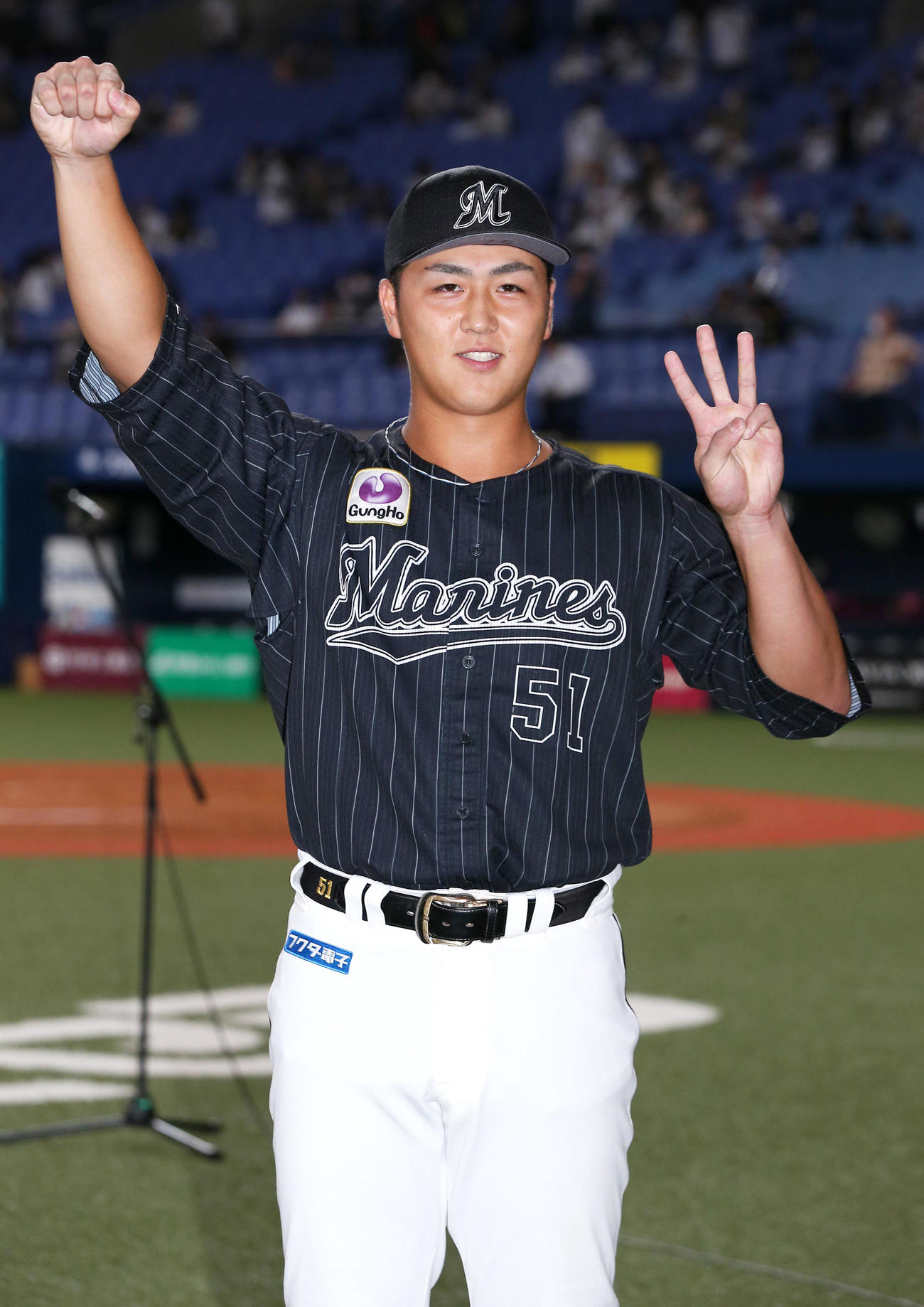 オリックス対ロッテ　3本塁打を放ったロッテ山口はヒーローインタビュー後、笑顔で記念撮影する（撮影・上山淳一）