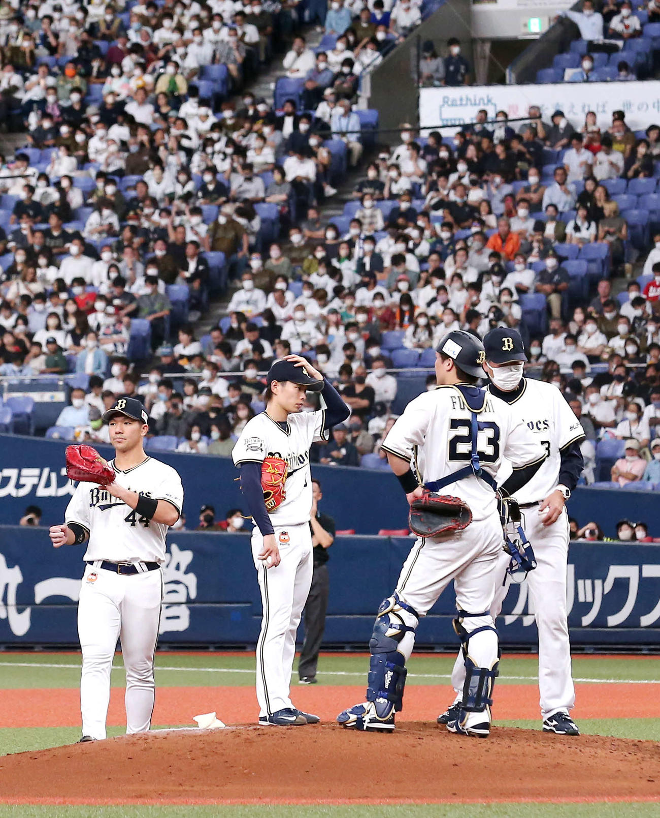 オリックス対ロッテ　4回表ロッテ2死、山岡（左から2人目）は高部に中前打を浴びて降板となる（撮影・上山淳一）