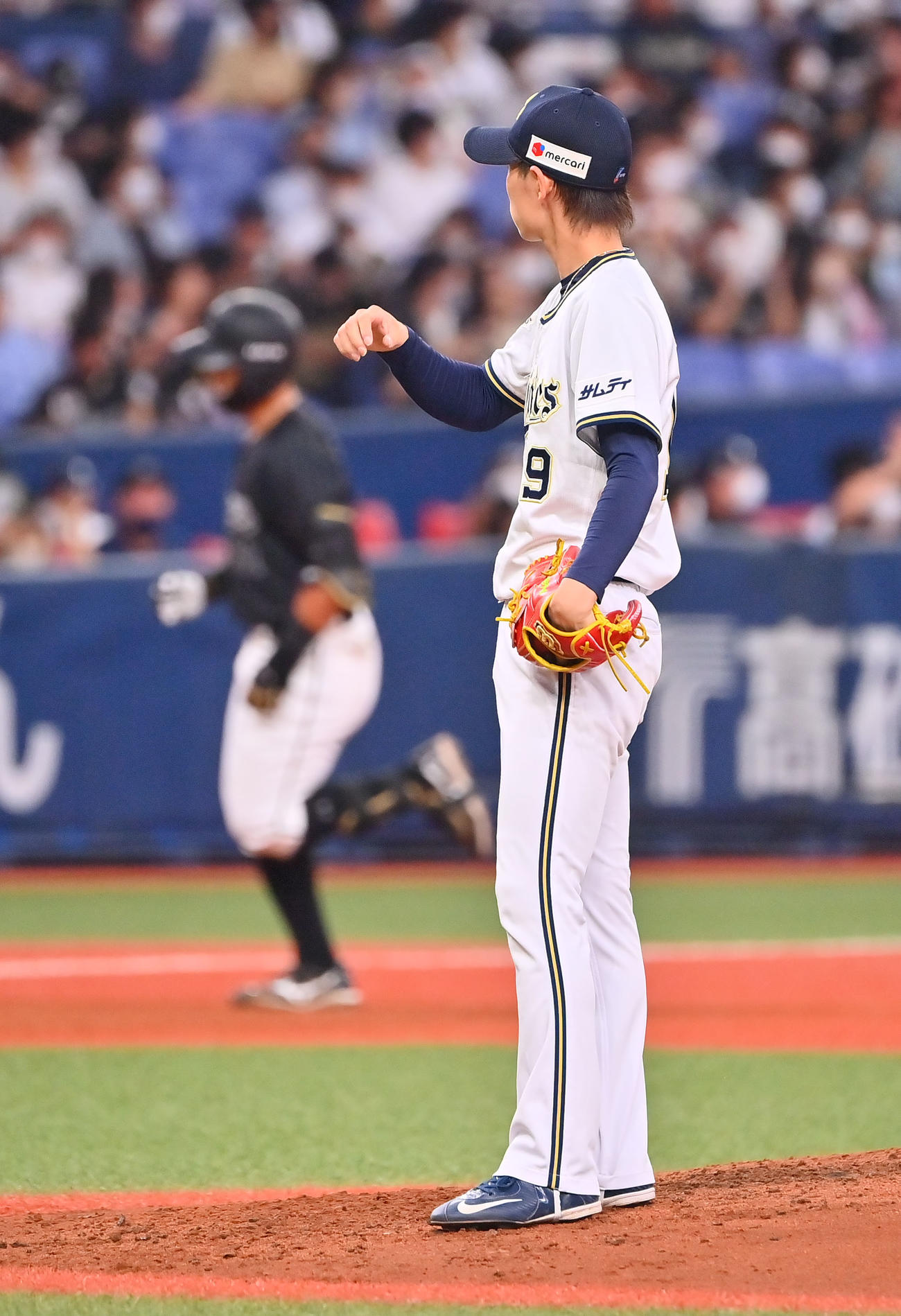 オリックス対ロッテ　4回表ロッテ無死一塁、山口に2点本塁打を浴びる山岡（撮影・和賀正仁）