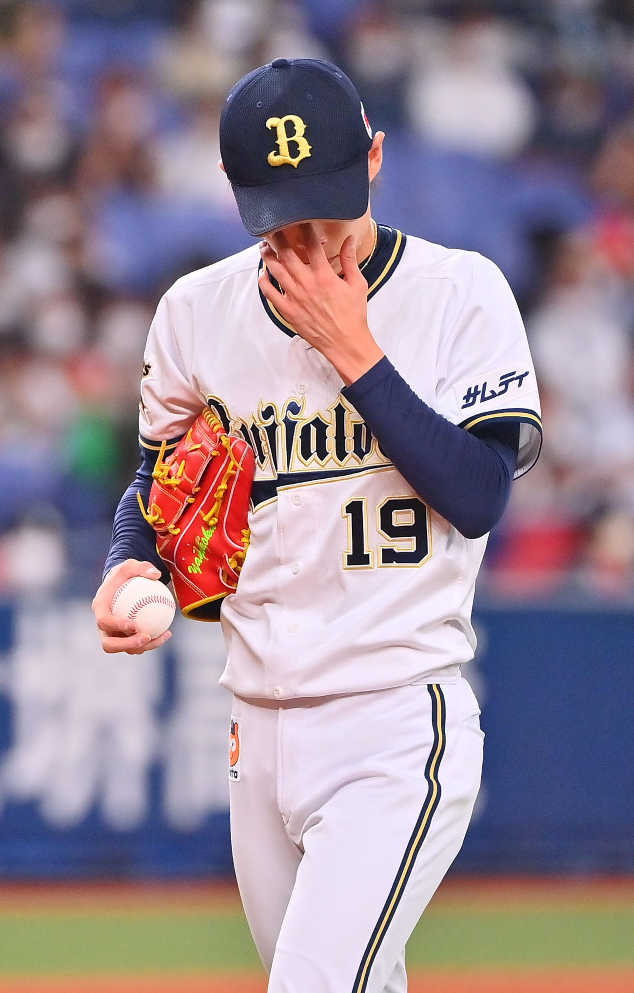 オリックス対ロッテ　4回表途中で降板する山岡（撮影・和賀正仁）