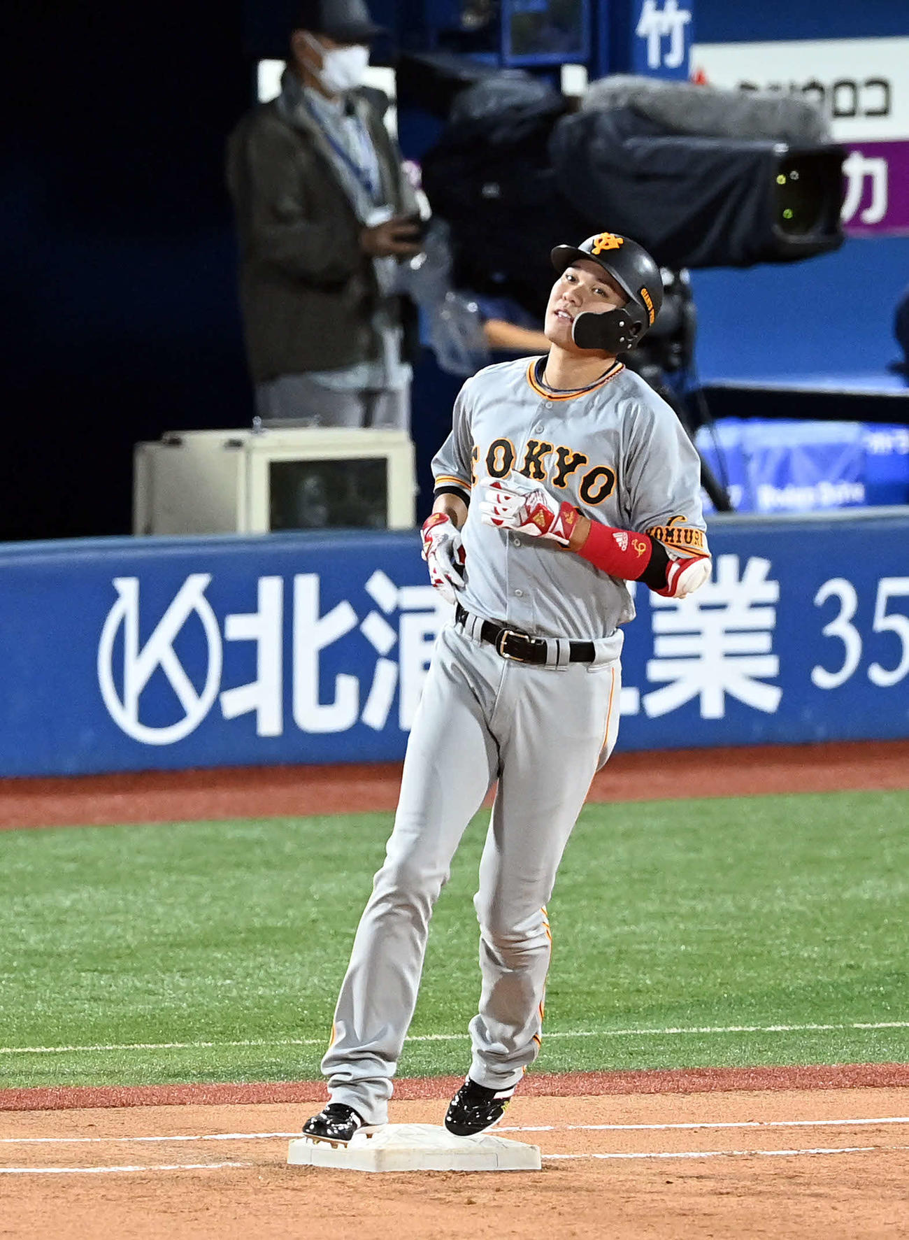 DeNA対巨人　5回表巨人2死一塁、右飛に倒れる坂本（撮影・たえ見朱実）