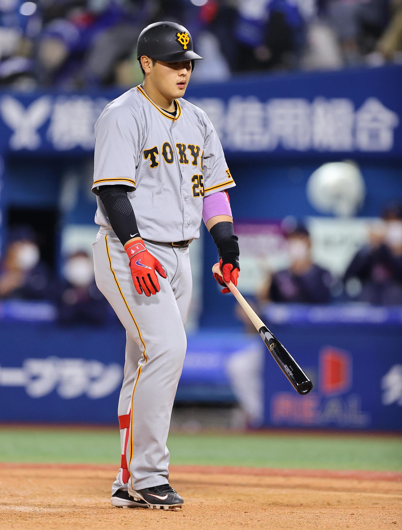 DeNA対巨人　8回表巨人1死満塁、見逃しの三振に倒れる岡本和（撮影・垰建太）
