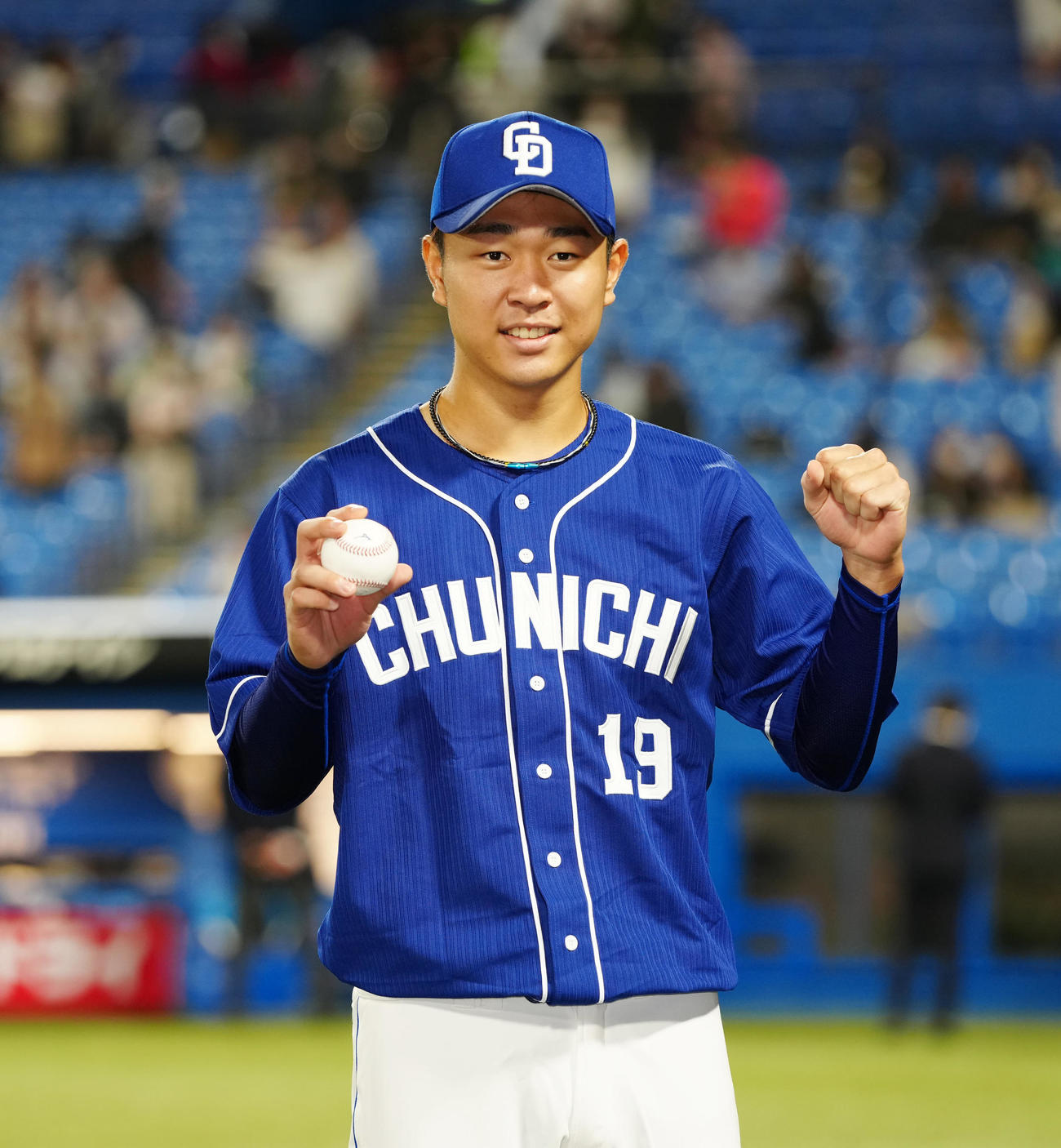 ヤクルト対中日　試合後、ガッツポーズで写真に納まる中日高橋宏（撮影・江口和貴）