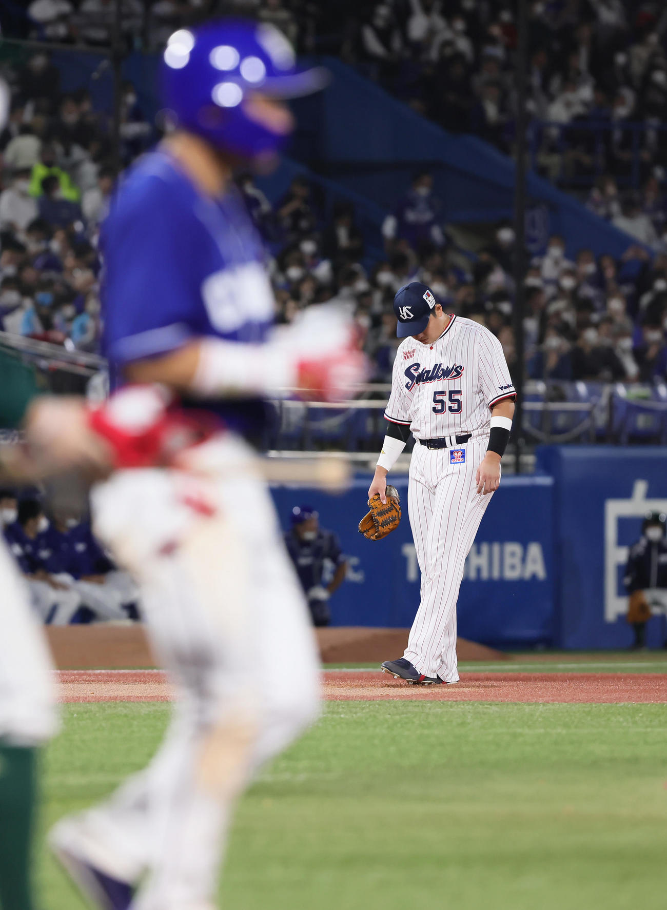 ヤクルト対中日　7回表中日無死、大島（手前）は四球で出塁する。後方は三塁手村上（撮影・足立雅史）
