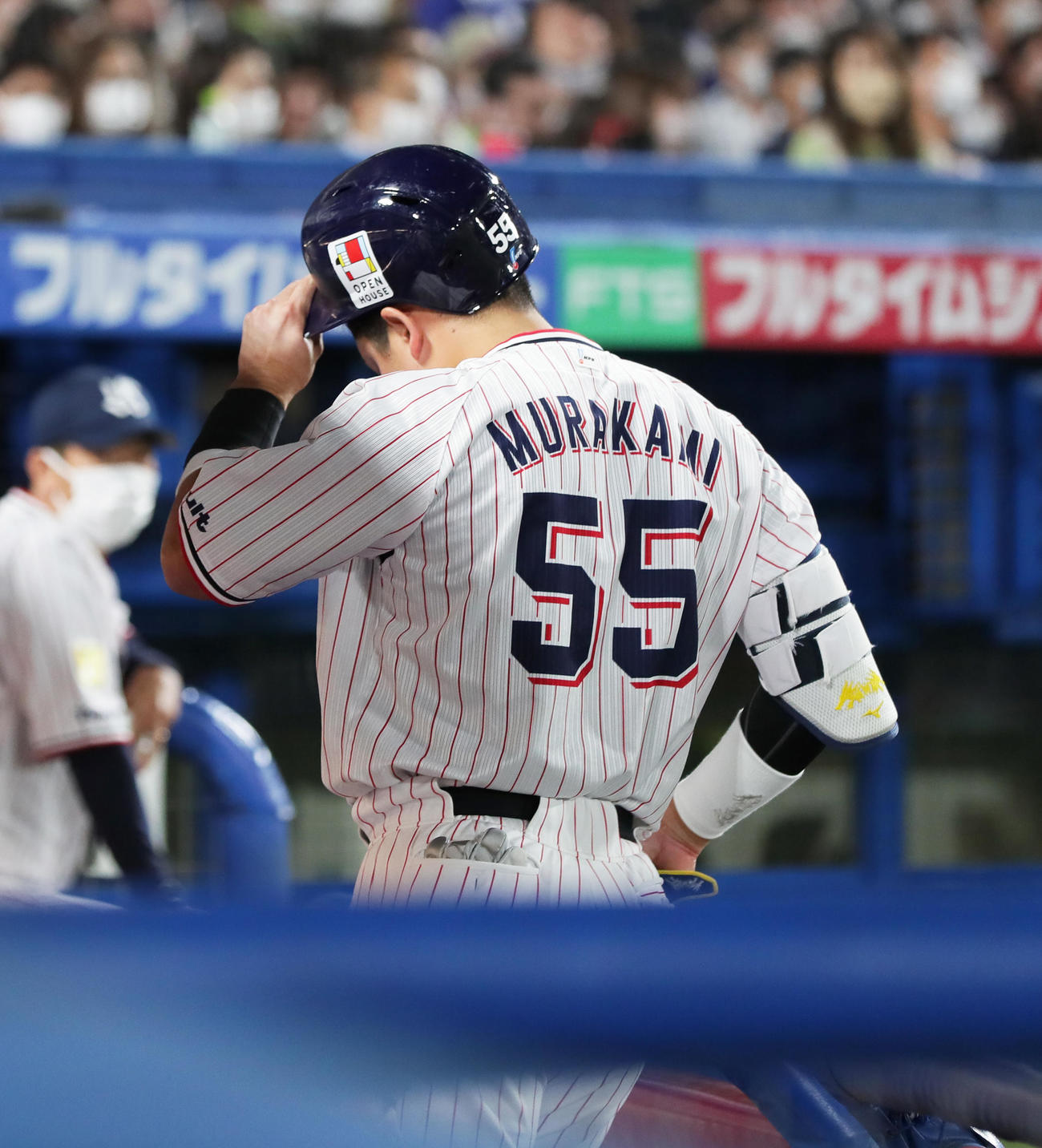 ヤクルト対中日　7回裏ヤクルト1死一塁、左飛に倒れベンチに戻る村上（撮影・足立雅史）