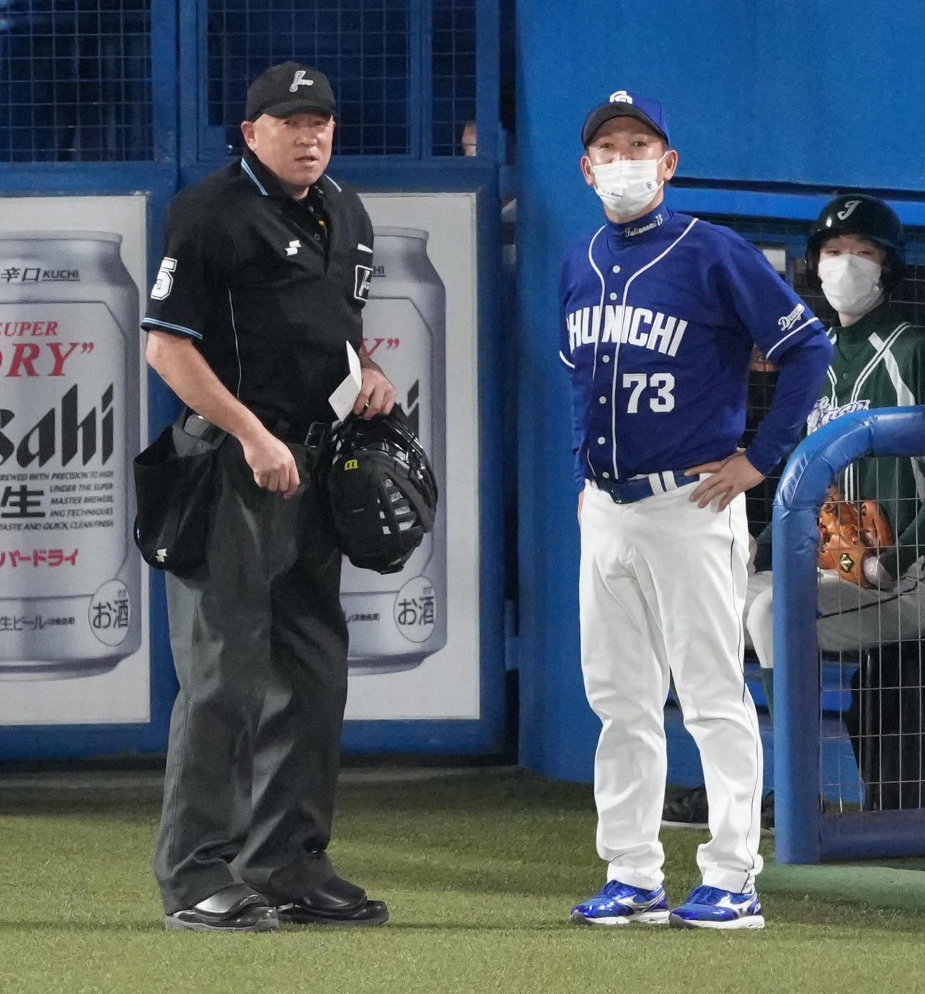 ヤクルト対中日　9回裏、審判と話す中日立浪監督（右）（撮影・鈴木みどり）