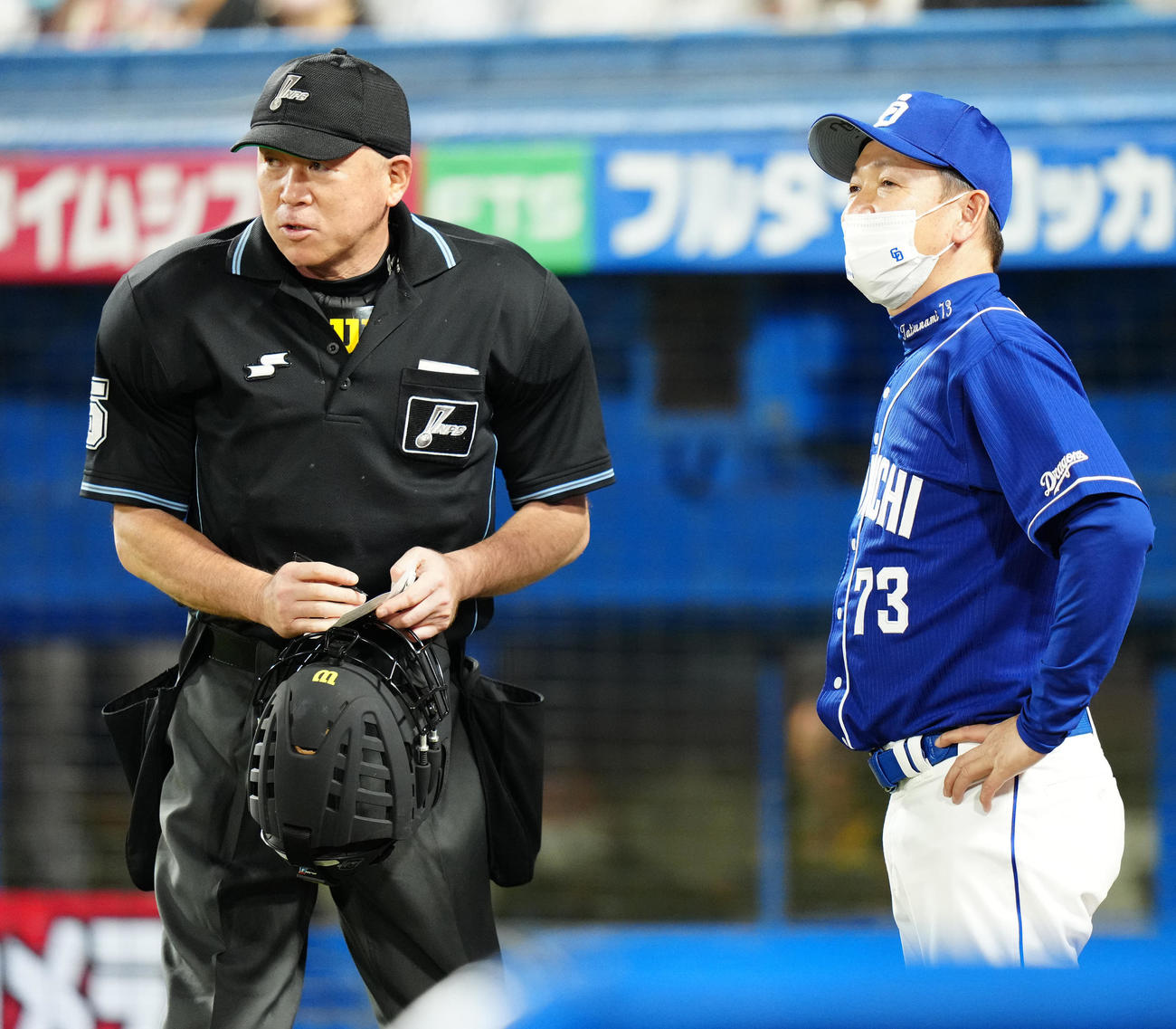 ヤクルト対中日　9回裏途中、柳田球審（左）に選手交代を告げる中日立浪監督（撮影・江口和貴）