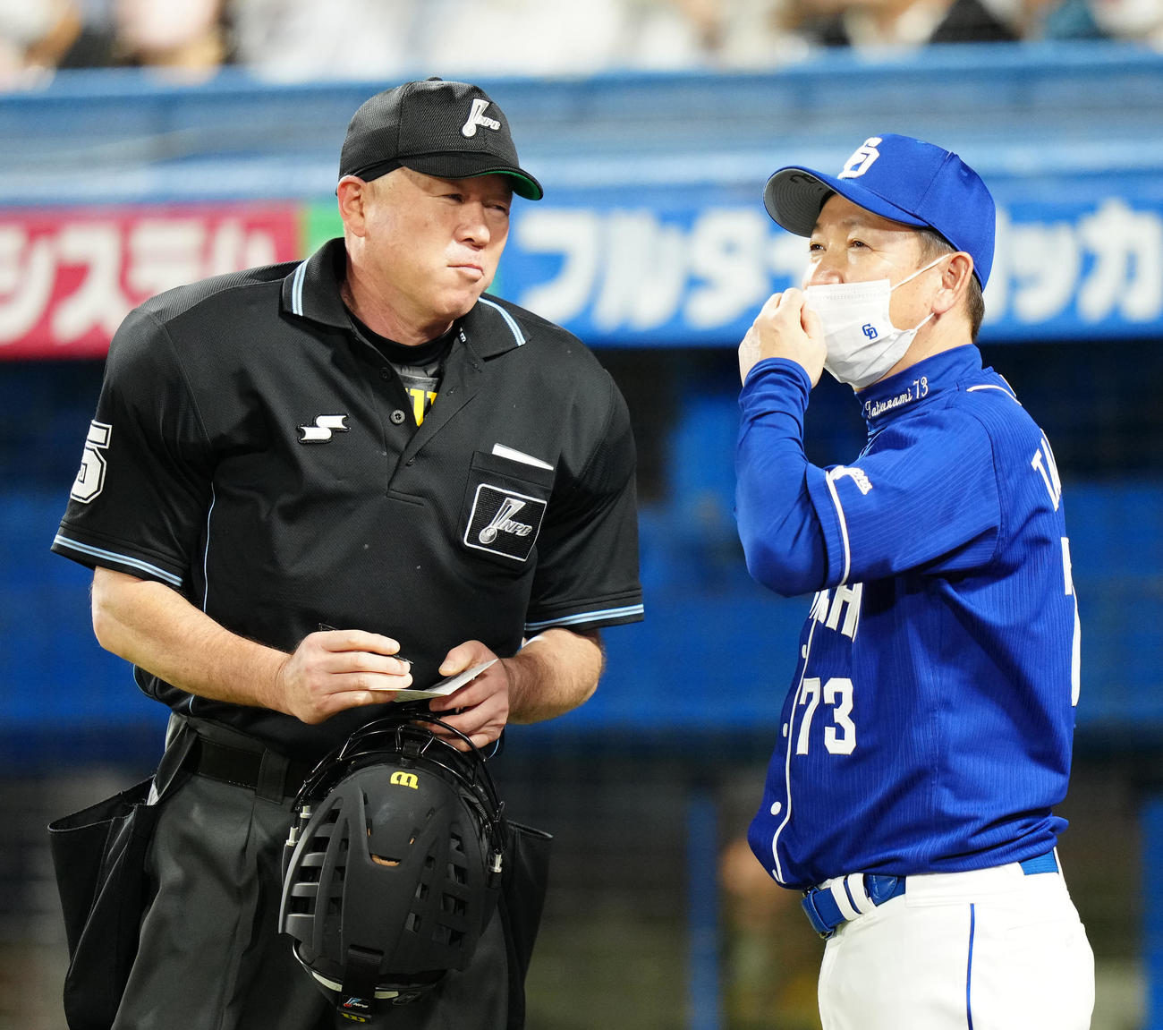 ヤクルト対中日　9回裏途中、柳田球審（左）に選手交代を告げる中日立浪監督（撮影・江口和貴）