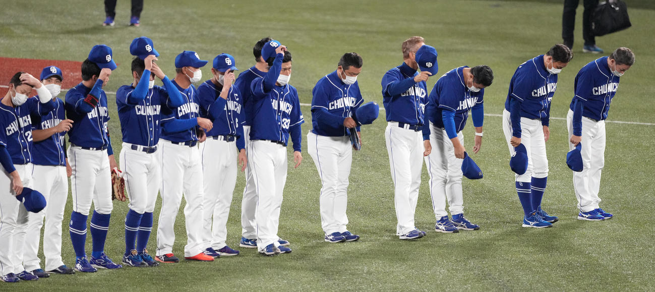 ヤクルト対中日　神宮球場での今季最終戦を終え、一礼する中日立浪監督（右）（撮影・鈴木みどり）