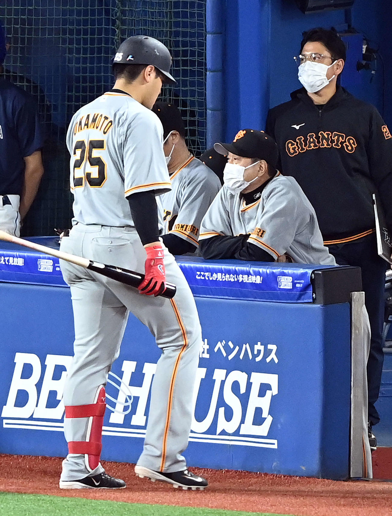 DeNA対巨人　8回表巨人1死満塁、見逃し三振に倒れた岡本和を横目に厳しい表情の原監督（撮影・たえ見朱実）