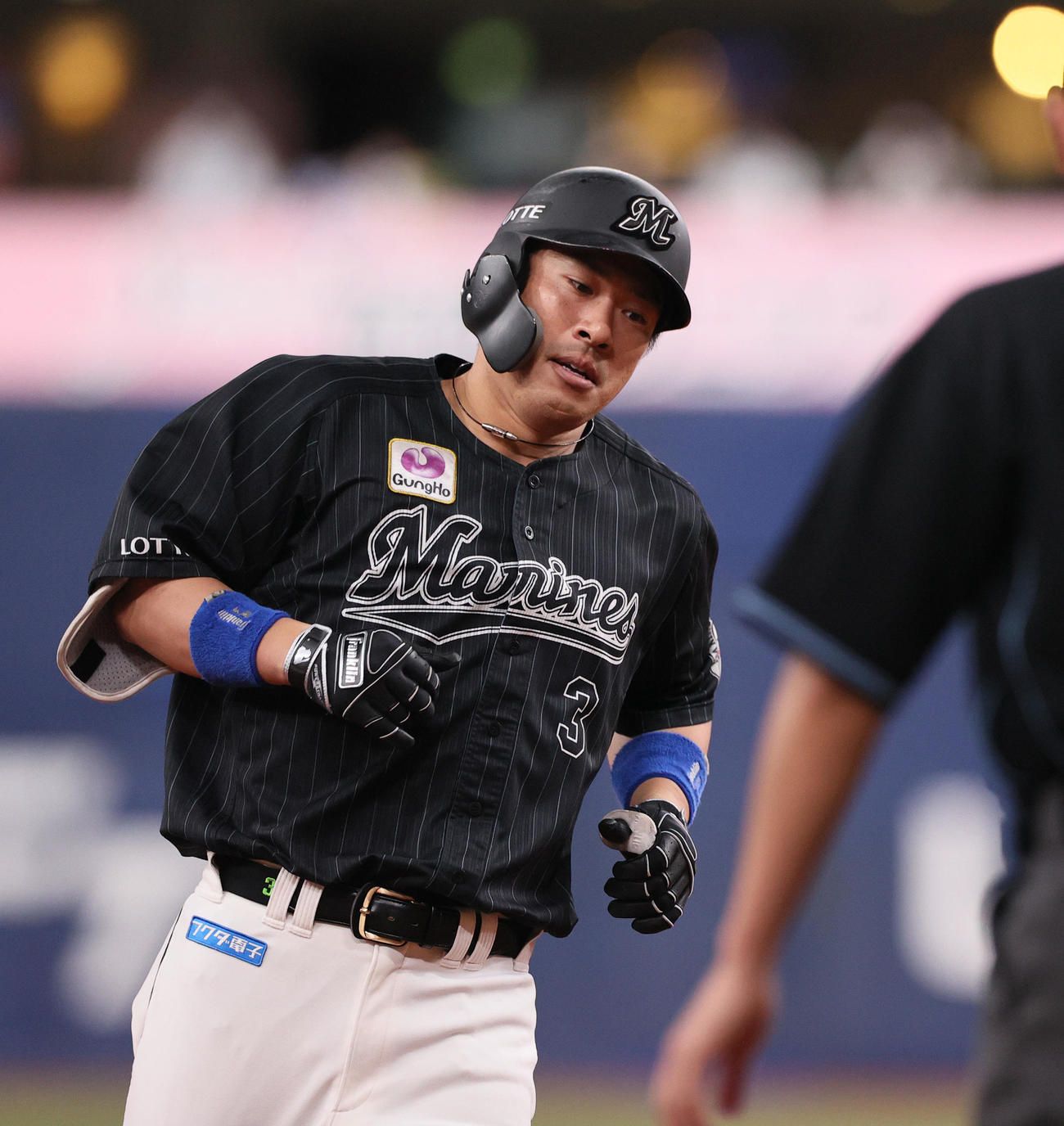 オリックス対ロッテ　6回表ロッテ2死二、三塁、角中は右中間越え3点本塁打を放つ（撮影・上山淳一）