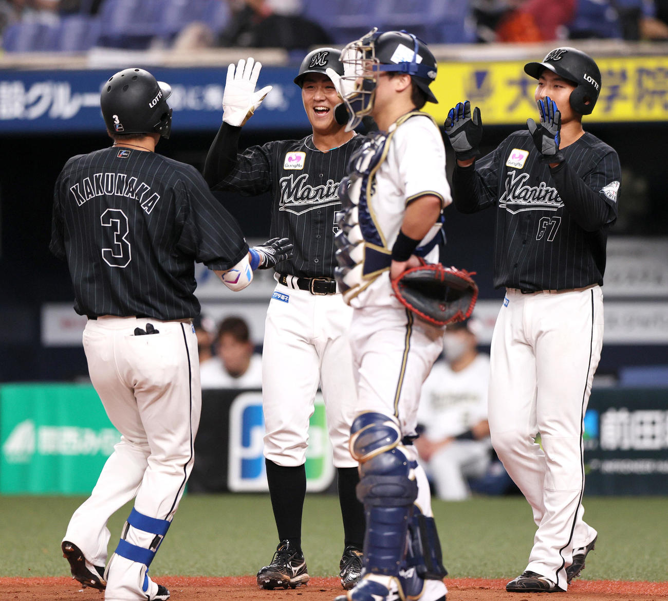 オリックス対ロッテ　6回表ロッテ2死二、三塁、角中（左）は右中間越え3点本塁打を放ち生還し、出迎えを受ける（撮影・上山淳一）