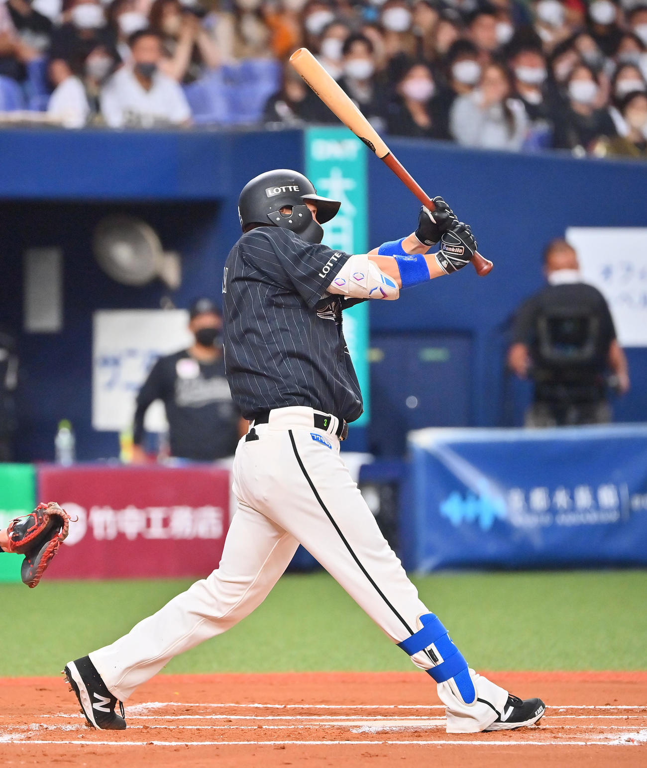 オリックス対ロッテ　6回表ロッテ2死二、三塁、右中間に本塁打を放つ角中（撮影・和賀正仁）