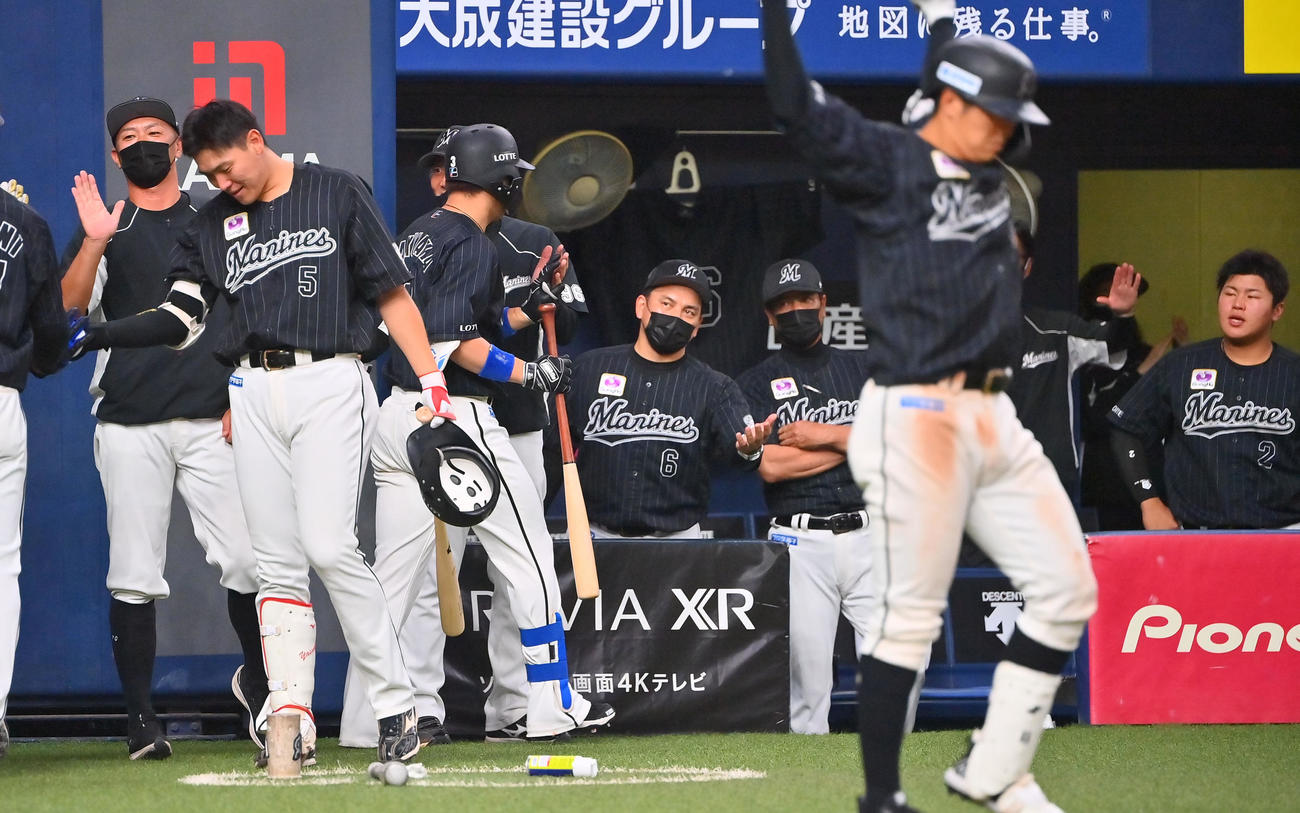 オリックス対ロッテ　6回表ロッテ2死二、三塁、右中間に本塁打を放った角中は井口監督らに迎えられる（撮影・和賀正仁）