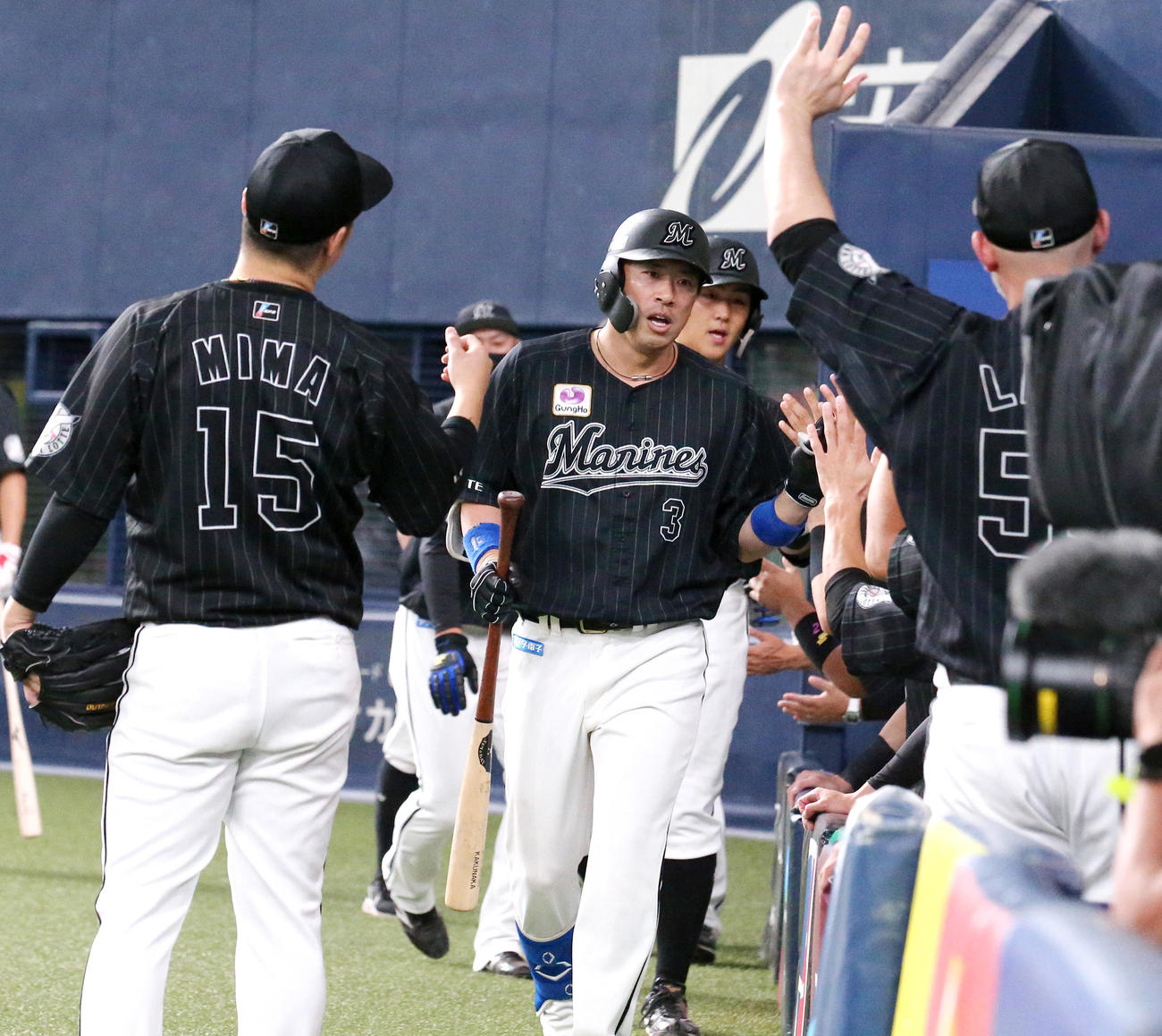 オリックス対ロッテ　6回表ロッテ2死二、三塁、角中（中央）は右中間越え3点本塁打を放ちナインの出迎えを受ける（撮影・上山淳一）