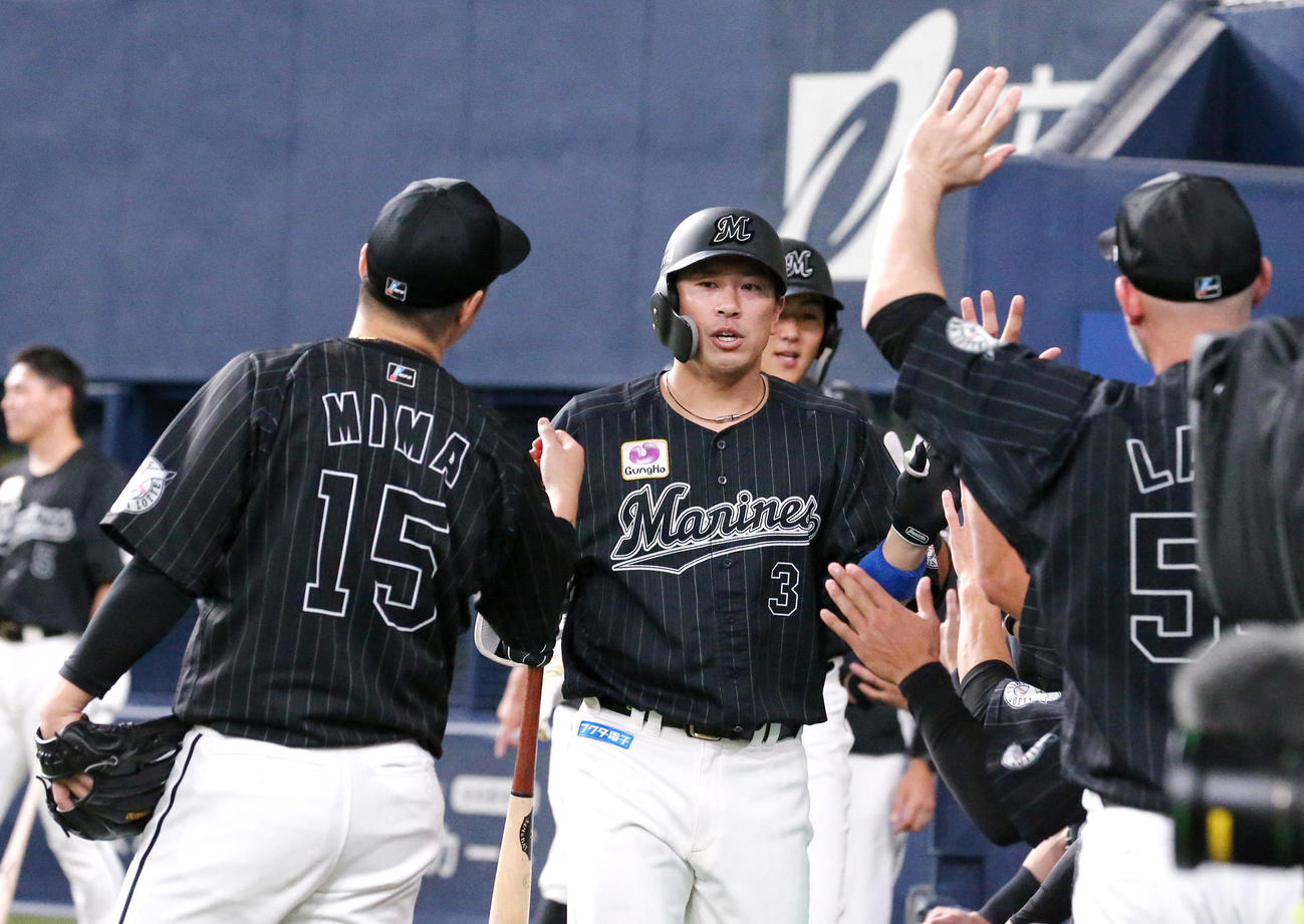 オリックス対ロッテ　6回表ロッテ2死二、三塁、角中（中央）は右中間越え3点本塁打を放ちナインの出迎えを受ける（撮影・上山淳一）