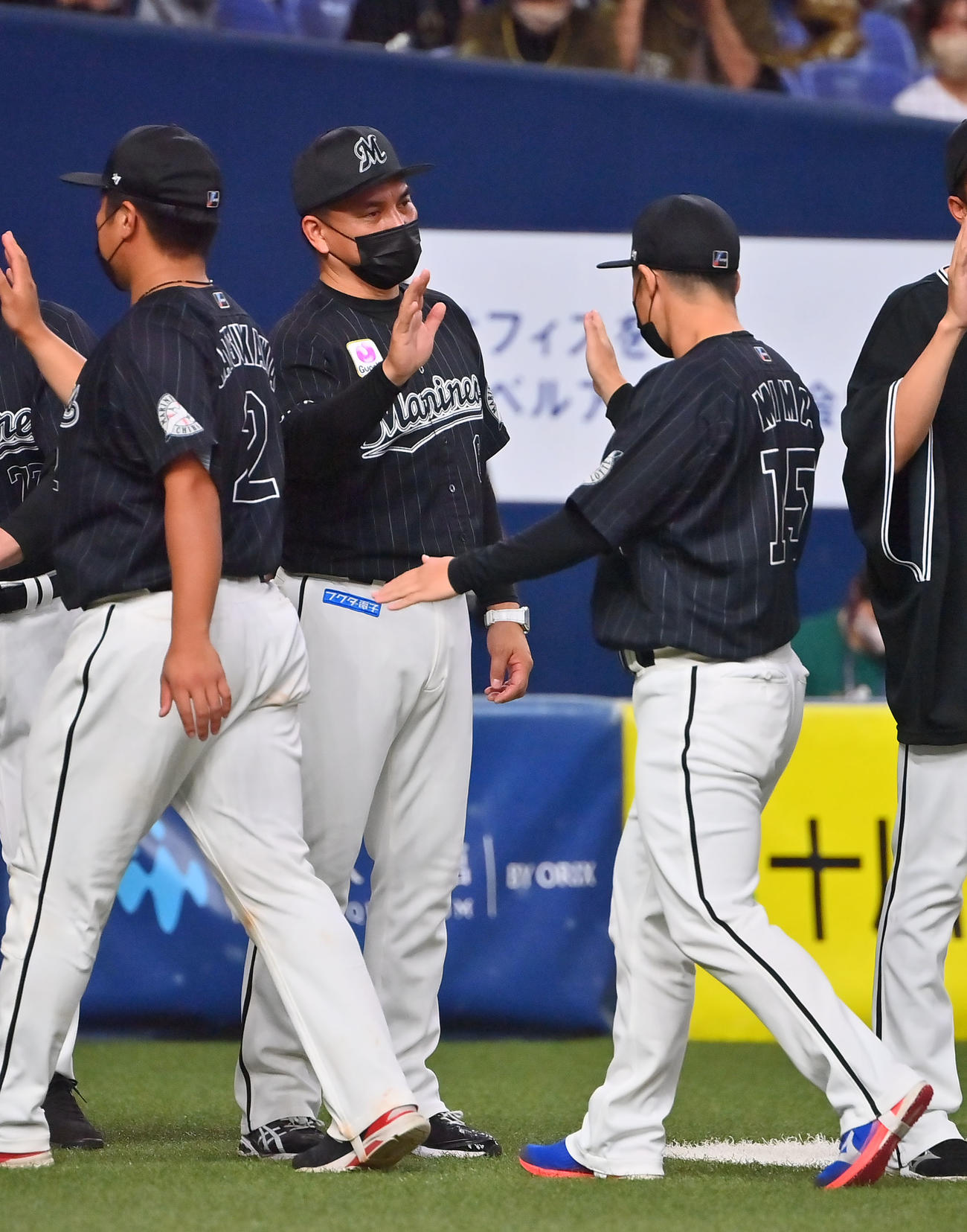 オリックス対ロッテ　オリックスに勝利しタッチを交わすロッテ井口監督（中央）と美馬（撮影・和賀正仁）