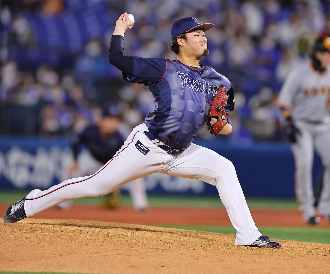 DeNA対巨人　8回表巨人無死満塁、DeNA4番手で登板し力投する伊勢（撮影・垰建太）