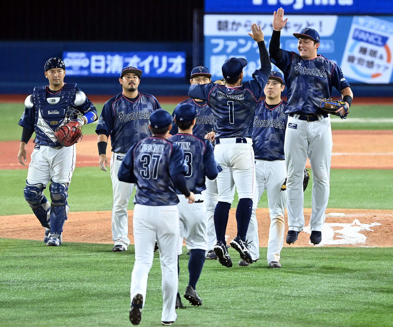 DeNA対巨人　巨人を下しジャンプしながら喜ぶ牧（右端）らDeNAナイン（撮影・たえ見朱実）