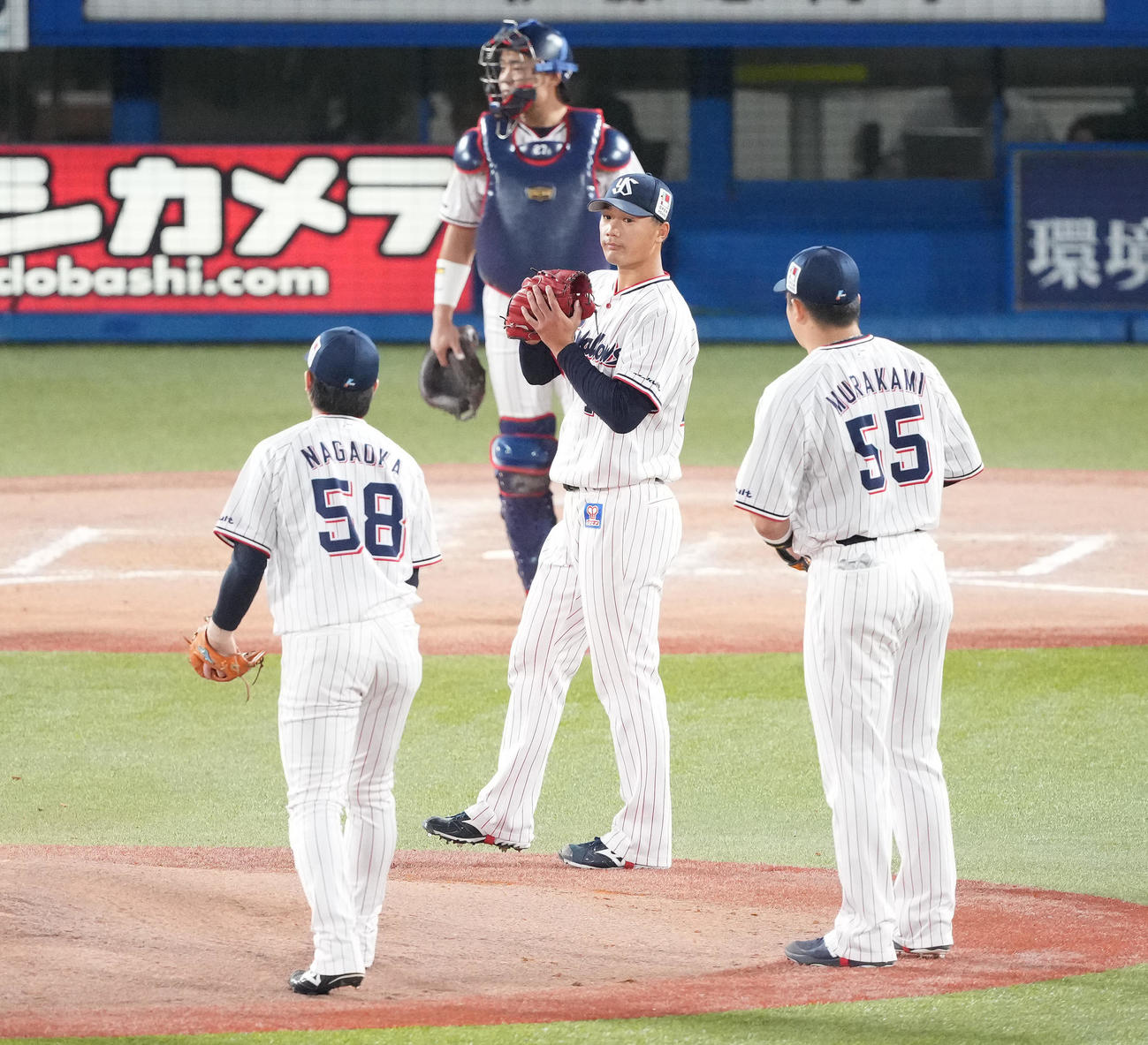 ヤクルト対中日　5回表途中で降板するヤクルト山下（中央）（撮影・鈴木みどり）