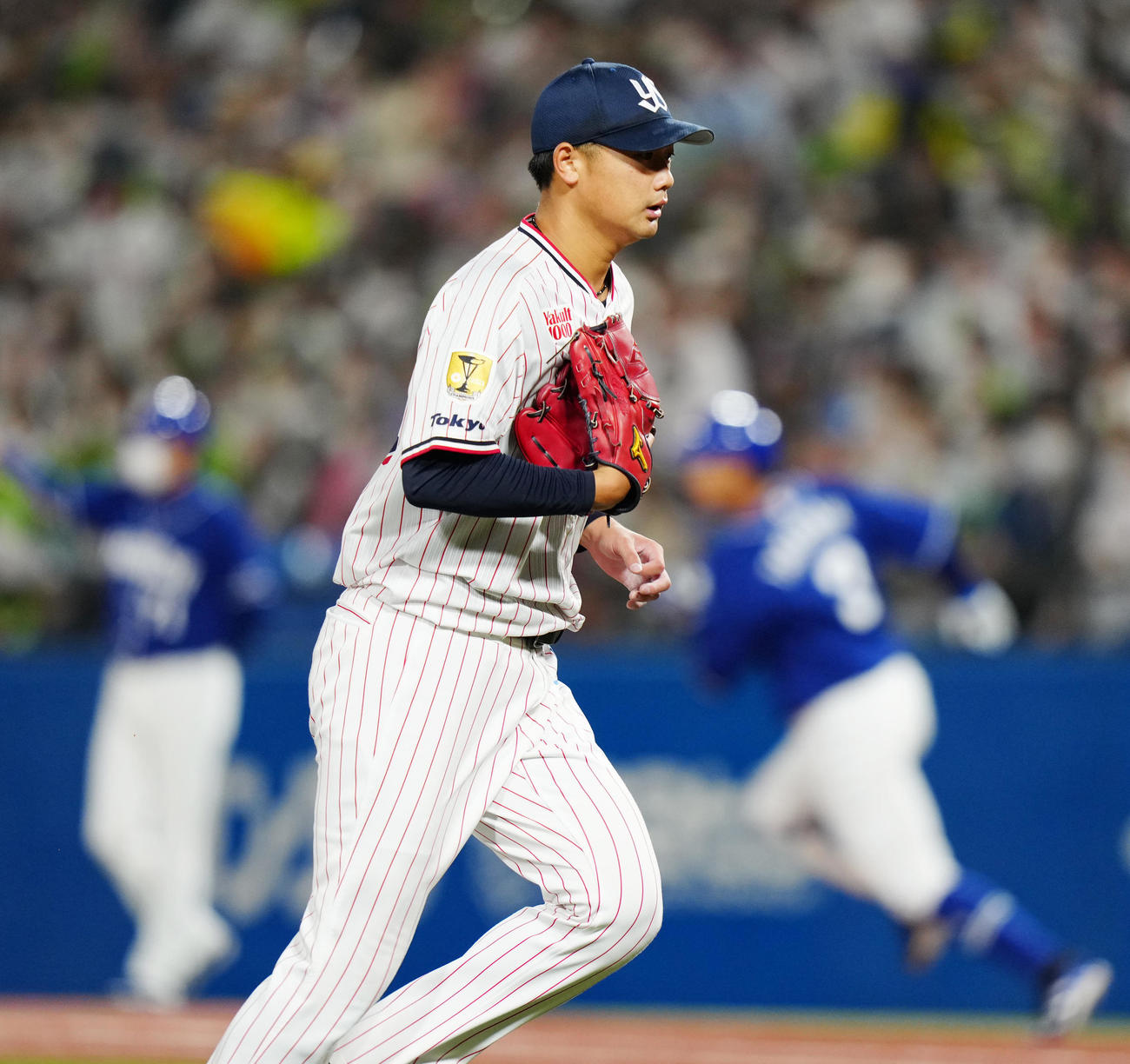 ヤクルト対中日　5回表中日2死一、三塁、高橋周（後方右）に適時二塁打を浴びる山下（撮影・江口和貴）