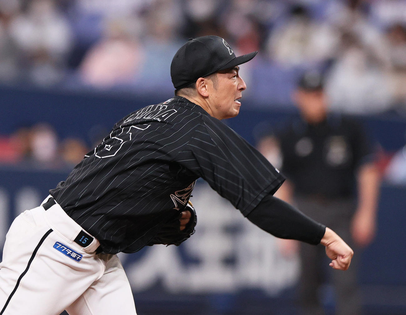 オリックス対ロッテ　5回、力投するロッテ美馬（撮影・上山淳一）