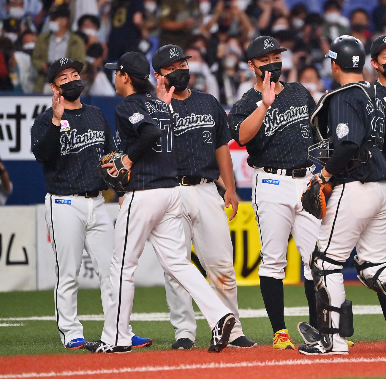 オリックス対ロッテ　オリックスに勝利しタッチを交わすロッテ山口（右から2人目）、美馬（左）らロッテナンナイン（撮影・和賀正仁）