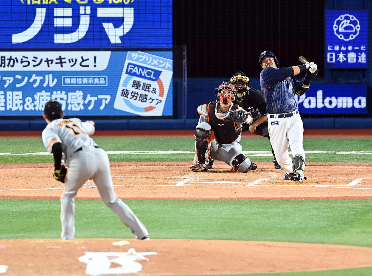 DeNA対巨人　6回裏DeNA1死、右越えにソロ本塁打を放つ宮崎。投手平内（撮影・たえ見朱実）