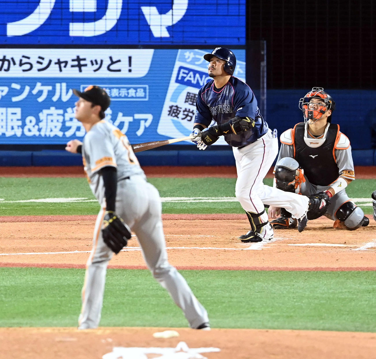DeNA対巨人　6回裏DeNA1死、右越えにソロ本塁打を放つ宮崎。投手平内（撮影・たえ見朱実）