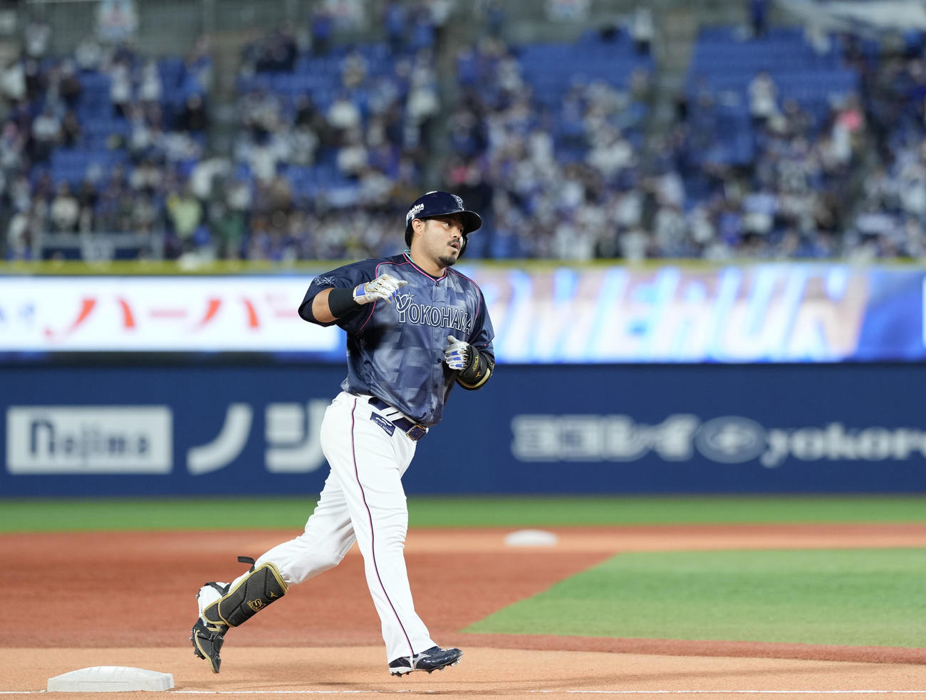 DeNA対巨人　6回裏DeNA1死、ソロ本塁打を放ちダイヤモンドを回る宮崎（撮影・垰建太）