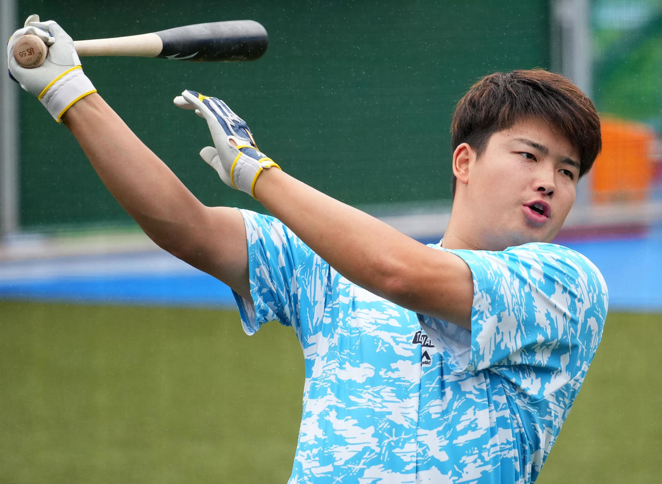 ヤクルト対DeNA　ティー打撃をするヤクルト村上（撮影・横山健太）