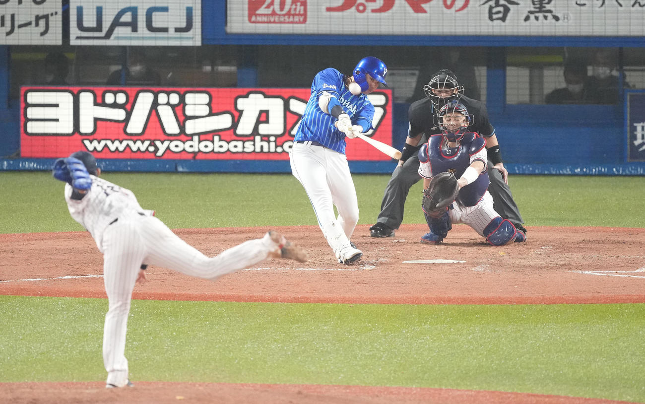 ヤクルト対DeNA 4回表DeNA無死、右越えソロ本塁打を放つ楠本。投手原（撮影・鈴木みどり）