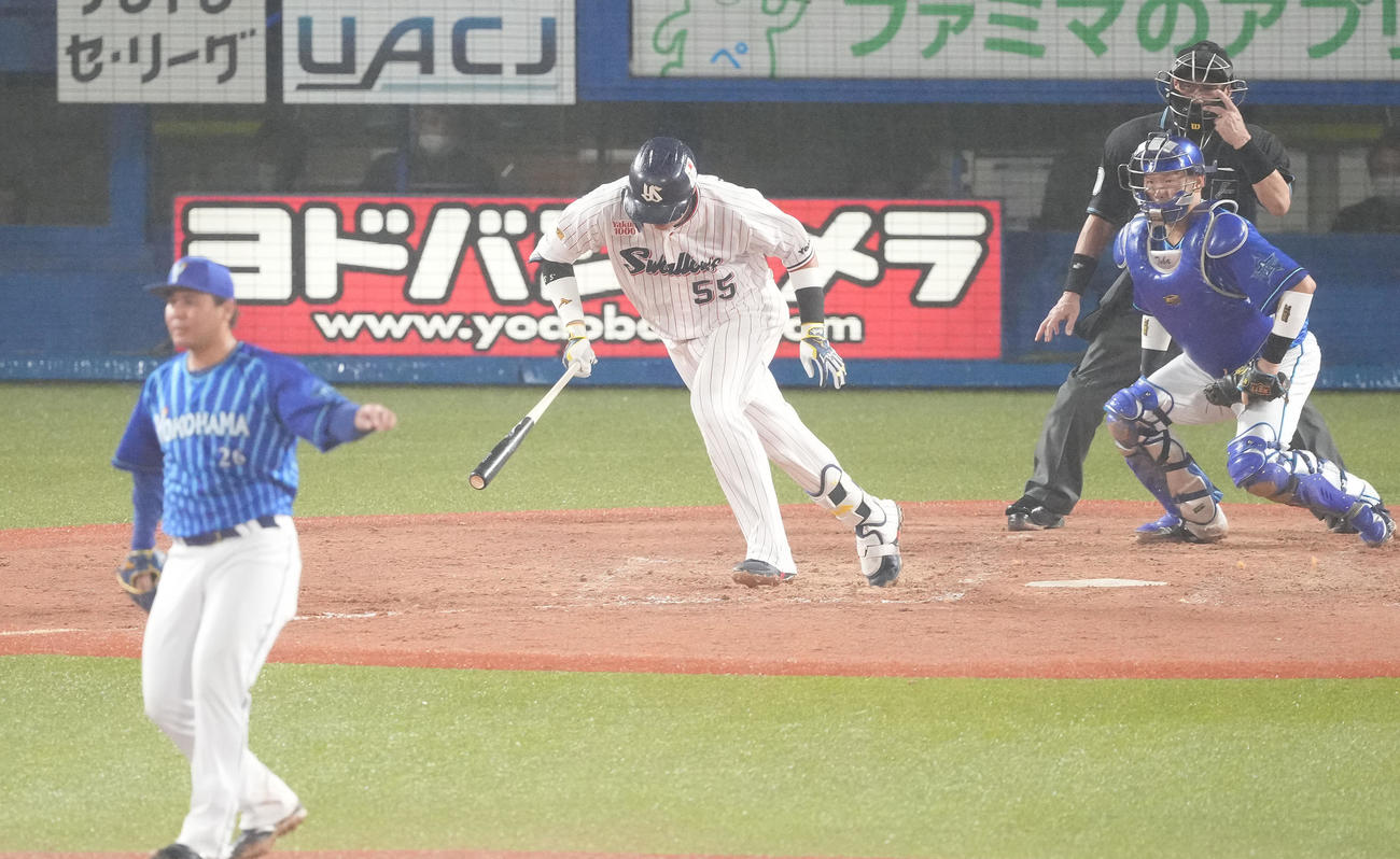 ヤクルト対DeNA 4回裏ヤクルト1死二塁、二ゴロに倒れる村上。投手浜口（撮影・鈴木みどり）
