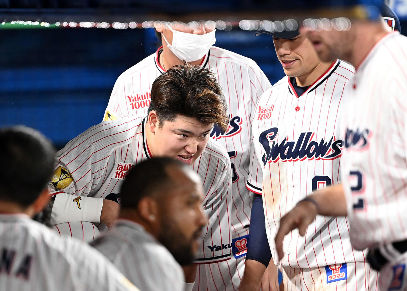 ヤクルト対DeNA 3回攻撃前、ナインと円陣を組厳しい表情を見せるヤクルト村上（撮影・たえ見朱実）