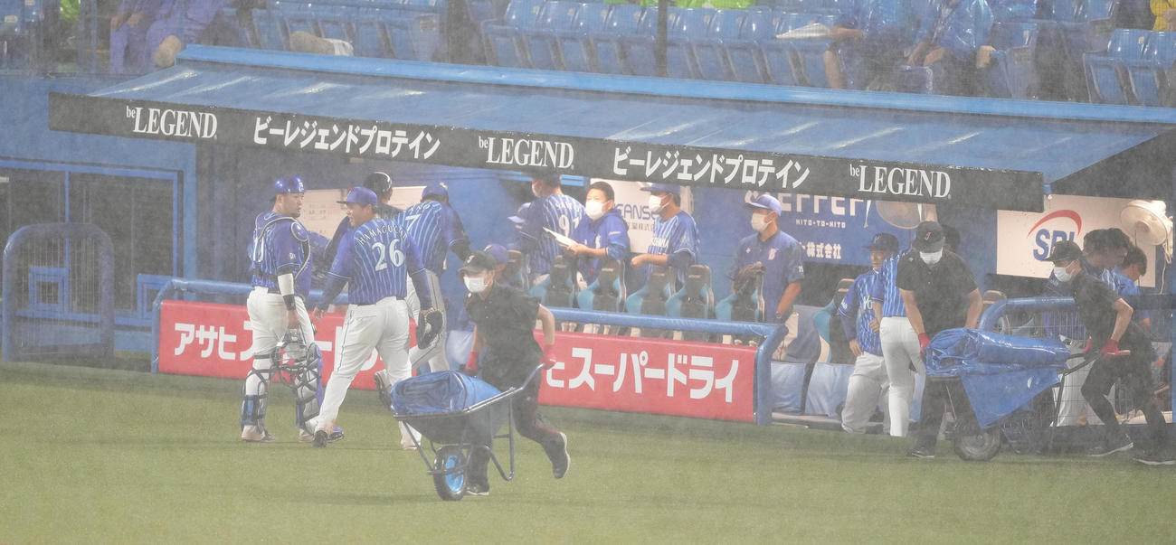 ヤクルト対DeNA 8回裏途中で再度雨が強まり3度目の中断となり、引き揚げるDeNA浜口（左から2人目）（撮影・鈴木みどり）