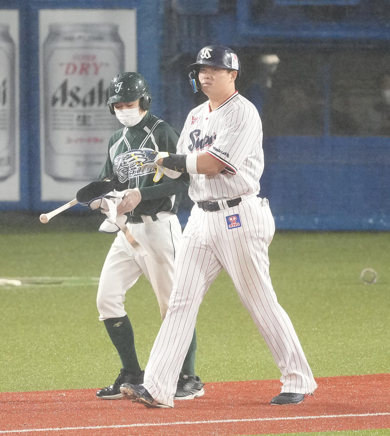 ヤクルト対DeNA 9回裏ヤクルト1死、四球を選ぶ村上（撮影・鈴木みどり）